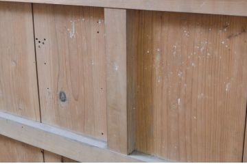 アンティーク建具　時代の流れを感じさせる木の味わいが魅力的な漆喰(しっくい)の蔵戸1枚(引き戸、玄関戸)(R-068736)