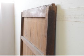 アンティーク建具　時代の流れを感じさせる木の味わいが魅力的な漆喰(しっくい)の蔵戸1枚(引き戸、玄関戸)(R-068736)