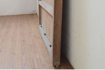 アンティーク建具　時代の流れを感じさせる木の味わいが魅力的な漆喰(しっくい)の蔵戸1枚(引き戸、玄関戸)(R-068736)