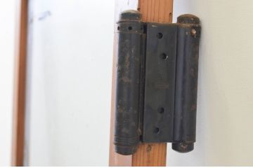 アンティーク建具　ナチュラルな風合いが温かみを感じるガラスドア1枚(木製扉)(R-068737)