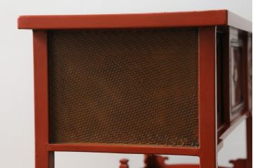 和製アンティーク　ラデン細工と錆漆高蒔絵が存在感を放つ朱塗りの茶棚(違い棚、飾り棚、収納棚、戸棚)(R-068742)
