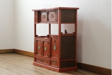 和製アンティーク　ラデン細工と錆漆高蒔絵が存在感を放つ朱塗りの茶棚(違い棚、飾り棚、収納棚、戸棚)(R-068742)