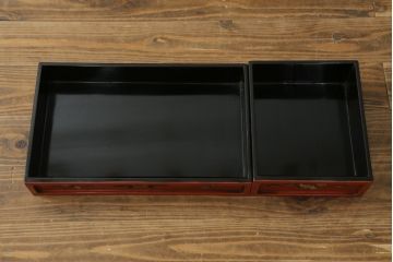 和製アンティーク　ラデン細工と錆漆高蒔絵が存在感を放つ朱塗りの茶棚(違い棚、飾り棚、収納棚、戸棚)(R-068742)