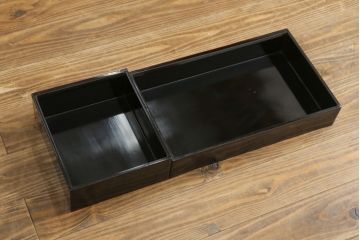 和製アンティーク　ラデン細工と錆漆高蒔絵が存在感を放つ朱塗りの茶棚(違い棚、飾り棚、収納棚、戸棚)(R-068742)