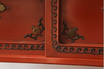 和製アンティーク　ラデン細工と錆漆高蒔絵が存在感を放つ朱塗りの茶棚(違い棚、飾り棚、収納棚、戸棚)(R-068742)