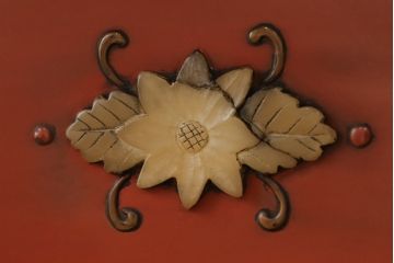 和製アンティーク　ラデン細工と錆漆高蒔絵が存在感を放つ朱塗りの茶棚(違い棚、飾り棚、収納棚、戸棚)(R-068742)