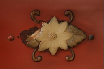和製アンティーク　ラデン細工と錆漆高蒔絵が存在感を放つ朱塗りの茶棚(違い棚、飾り棚、収納棚、戸棚)(R-068742)