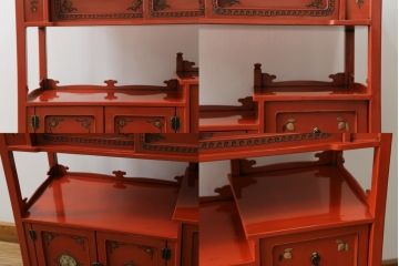和製アンティーク　ラデン細工と錆漆高蒔絵が存在感を放つ朱塗りの茶棚(違い棚、飾り棚、収納棚、戸棚)(R-068742)