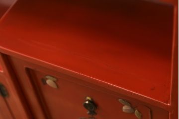和製アンティーク　ラデン細工と錆漆高蒔絵が存在感を放つ朱塗りの茶棚(違い棚、飾り棚、収納棚、戸棚)(R-068742)