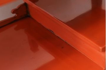 和製アンティーク　ラデン細工と錆漆高蒔絵が存在感を放つ朱塗りの茶棚(違い棚、飾り棚、収納棚、戸棚)(R-068742)