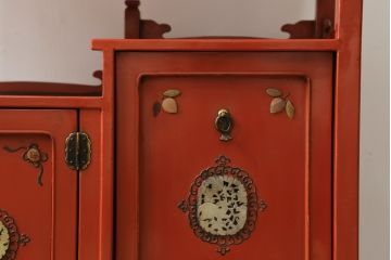 和製アンティーク　ラデン細工と錆漆高蒔絵が存在感を放つ朱塗りの茶棚(違い棚、飾り棚、収納棚、戸棚)(R-068742)