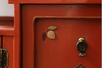 和製アンティーク　ラデン細工と錆漆高蒔絵が存在感を放つ朱塗りの茶棚(違い棚、飾り棚、収納棚、戸棚)(R-068742)