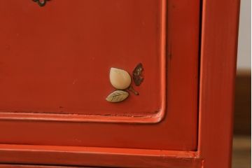 和製アンティーク　ラデン細工と錆漆高蒔絵が存在感を放つ朱塗りの茶棚(違い棚、飾り棚、収納棚、戸棚)(R-068742)