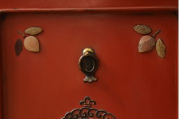 和製アンティーク　ラデン細工と錆漆高蒔絵が存在感を放つ朱塗りの茶棚(違い棚、飾り棚、収納棚、戸棚)(R-068742)