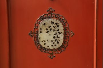 和製アンティーク　ラデン細工と錆漆高蒔絵が存在感を放つ朱塗りの茶棚(違い棚、飾り棚、収納棚、戸棚)(R-068742)