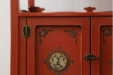 和製アンティーク　ラデン細工と錆漆高蒔絵が存在感を放つ朱塗りの茶棚(違い棚、飾り棚、収納棚、戸棚)(R-068742)