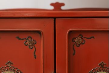 和製アンティーク　ラデン細工と錆漆高蒔絵が存在感を放つ朱塗りの茶棚(違い棚、飾り棚、収納棚、戸棚)(R-068742)