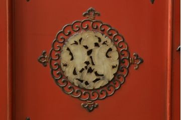 和製アンティーク　ラデン細工と錆漆高蒔絵が存在感を放つ朱塗りの茶棚(違い棚、飾り棚、収納棚、戸棚)(R-068742)