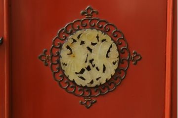 和製アンティーク　ラデン細工と錆漆高蒔絵が存在感を放つ朱塗りの茶棚(違い棚、飾り棚、収納棚、戸棚)(R-068742)