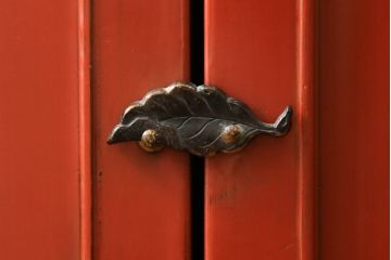 和製アンティーク　ラデン細工と錆漆高蒔絵が存在感を放つ朱塗りの茶棚(違い棚、飾り棚、収納棚、戸棚)(R-068742)