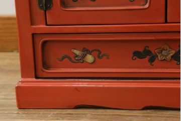 和製アンティーク　ラデン細工と錆漆高蒔絵が存在感を放つ朱塗りの茶棚(違い棚、飾り棚、収納棚、戸棚)(R-068742)