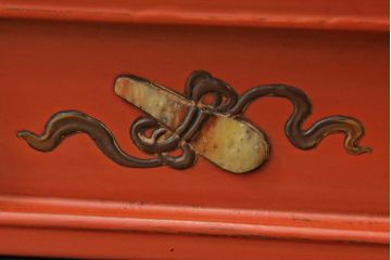 和製アンティーク　ラデン細工と錆漆高蒔絵が存在感を放つ朱塗りの茶棚(違い棚、飾り棚、収納棚、戸棚)(R-068742)