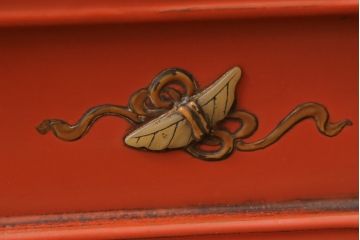 和製アンティーク　ラデン細工と錆漆高蒔絵が存在感を放つ朱塗りの茶棚(違い棚、飾り棚、収納棚、戸棚)(R-068742)