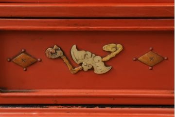 和製アンティーク　ラデン細工と錆漆高蒔絵が存在感を放つ朱塗りの茶棚(違い棚、飾り棚、収納棚、戸棚)(R-068742)