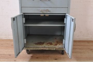 和製アンティーク　レトロなデザインがおしゃれなスチール製デンタルキャビネット(サイドキャビネット、サイドテーブル、収納棚、戸棚、引き出し)(R-068745)