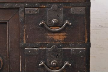 和製アンティーク　明治期　ヒノキ材の濃い木味が奥深い関西帳場箪笥(時代箪笥、収納箪笥、収納棚、整理タンス、引き出し)(R-068772)