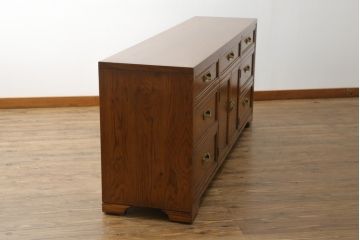 中古　高級輸入家具　トーマスビル(Thomasville)　オーク材　クラシカルな佇まいが魅力のアンティーク調サイドボード(サイドチェスト、引き出し)(R-068778)