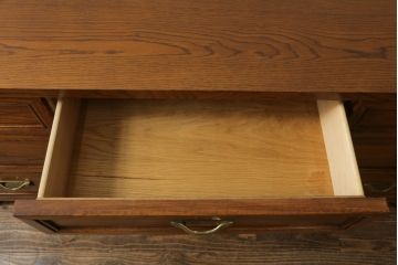 中古　高級輸入家具　トーマスビル(Thomasville)　オーク材　クラシカルな佇まいが魅力のアンティーク調サイドボード(サイドチェスト、引き出し)(R-068778)