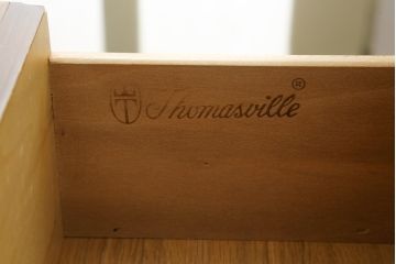 中古　高級輸入家具　トーマスビル(Thomasville)　オーク材　クラシカルな佇まいが魅力のアンティーク調サイドボード(サイドチェスト、引き出し)(R-068778)