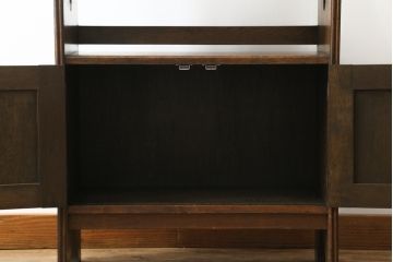 和製アンティーク　希少デザイン　ナラ材　古い洋館の小振りな収納棚(サイドキャビネット、戸棚、飾り棚)(R-068780)