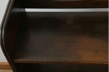 和製アンティーク　希少デザイン　ナラ材　古い洋館の小振りな収納棚(サイドキャビネット、戸棚、飾り棚)(R-068780)