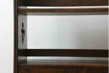 和製アンティーク　希少デザイン　ナラ材　古い洋館の小振りな収納棚(サイドキャビネット、戸棚、飾り棚)(R-068780)