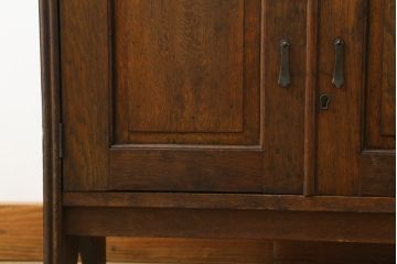 和製アンティーク　希少デザイン　ナラ材　古い洋館の小振りな収納棚(サイドキャビネット、戸棚、飾り棚)(R-068780)