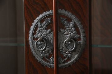 中古　美品　高級品　木地呂塗りの艶が美しい仙台箪笥キュリオケース(ガラスケース、キャビネット、ショーケース、飾り棚、陳列棚、店舗什器)(R-068783)