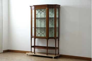 イギリスアンティーク　マホガニー材　象嵌入り　深みのある色合いが高級感を漂わせるキャビネット　(R-068784)