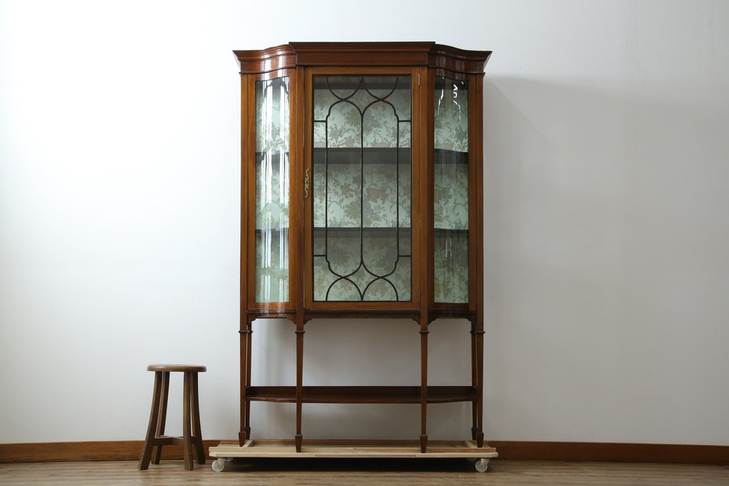 イギリスアンティーク　マホガニー材　象嵌入り　深みのある色合いが高級感を漂わせるキャビネット　(R-068784)