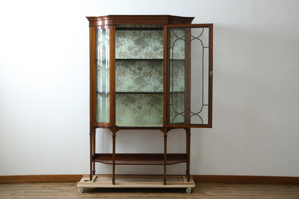 イギリスアンティーク　マホガニー材　象嵌入り　深みのある色合いが高級感を漂わせるキャビネット　(R-068784)