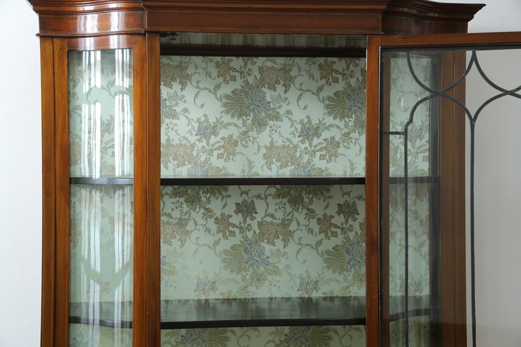 イギリスアンティーク　マホガニー材　象嵌入り　深みのある色合いが高級感を漂わせるキャビネット　(R-068784)