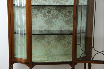 イギリスアンティーク　マホガニー材　象嵌入り　深みのある色合いが高級感を漂わせるキャビネット　(R-068784)