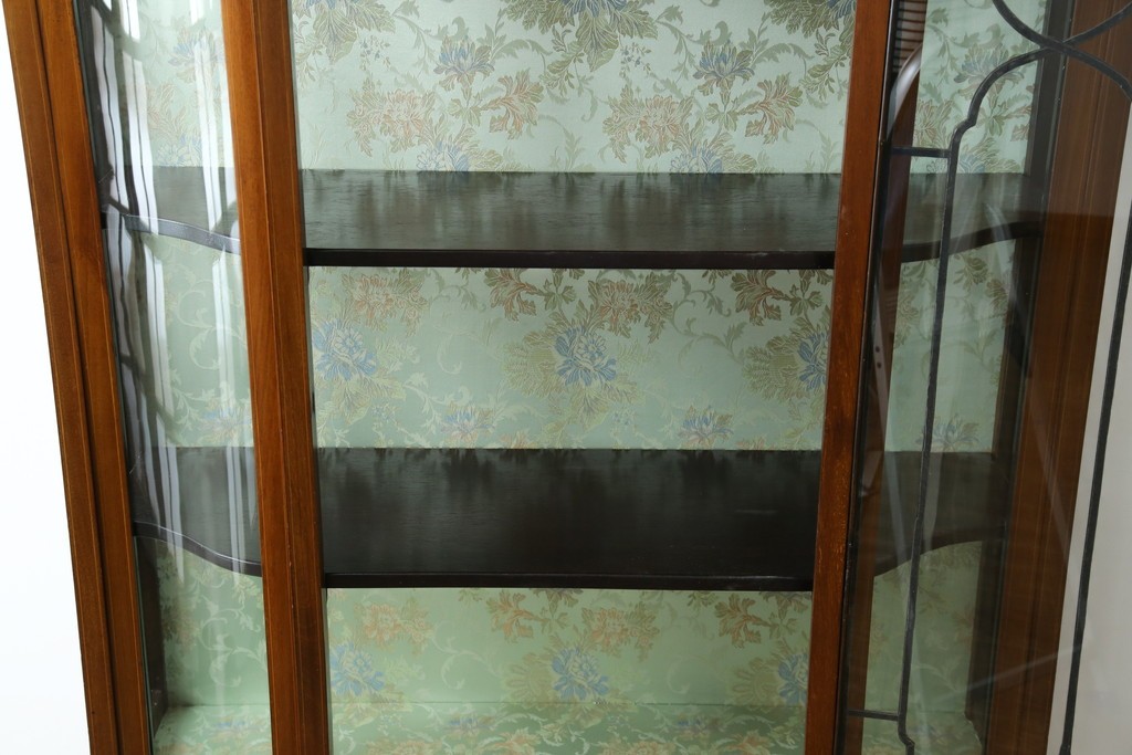 イギリスアンティーク　マホガニー材　象嵌入り　深みのある色合いが高級感を漂わせるキャビネット　(R-068784)