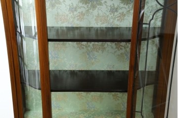 イギリスアンティーク　マホガニー材　象嵌入り　深みのある色合いが高級感を漂わせるキャビネット　(R-068784)