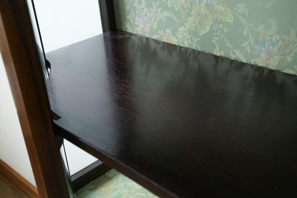 イギリスアンティーク　マホガニー材　象嵌入り　深みのある色合いが高級感を漂わせるキャビネット　(R-068784)