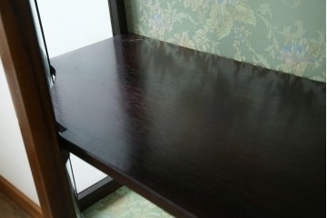 イギリスアンティーク　マホガニー材　象嵌入り　深みのある色合いが高級感を漂わせるキャビネット　(R-068784)