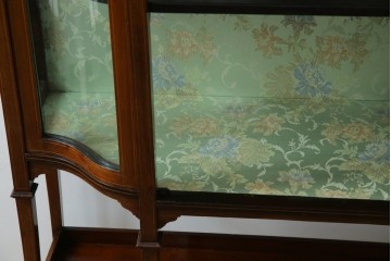 イギリスアンティーク　マホガニー材　象嵌入り　深みのある色合いが高級感を漂わせるキャビネット　(R-068784)