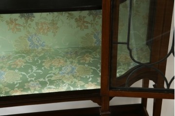 イギリスアンティーク　マホガニー材　象嵌入り　深みのある色合いが高級感を漂わせるキャビネット　(R-068784)