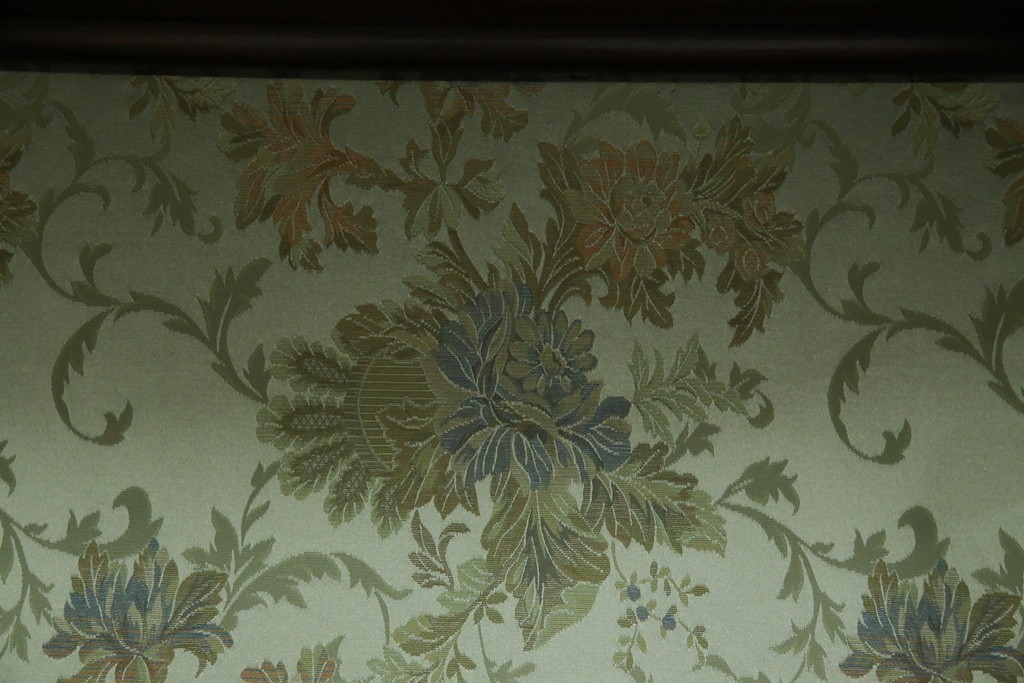 イギリスアンティーク　マホガニー材　象嵌入り　深みのある色合いが高級感を漂わせるキャビネット　(R-068784)